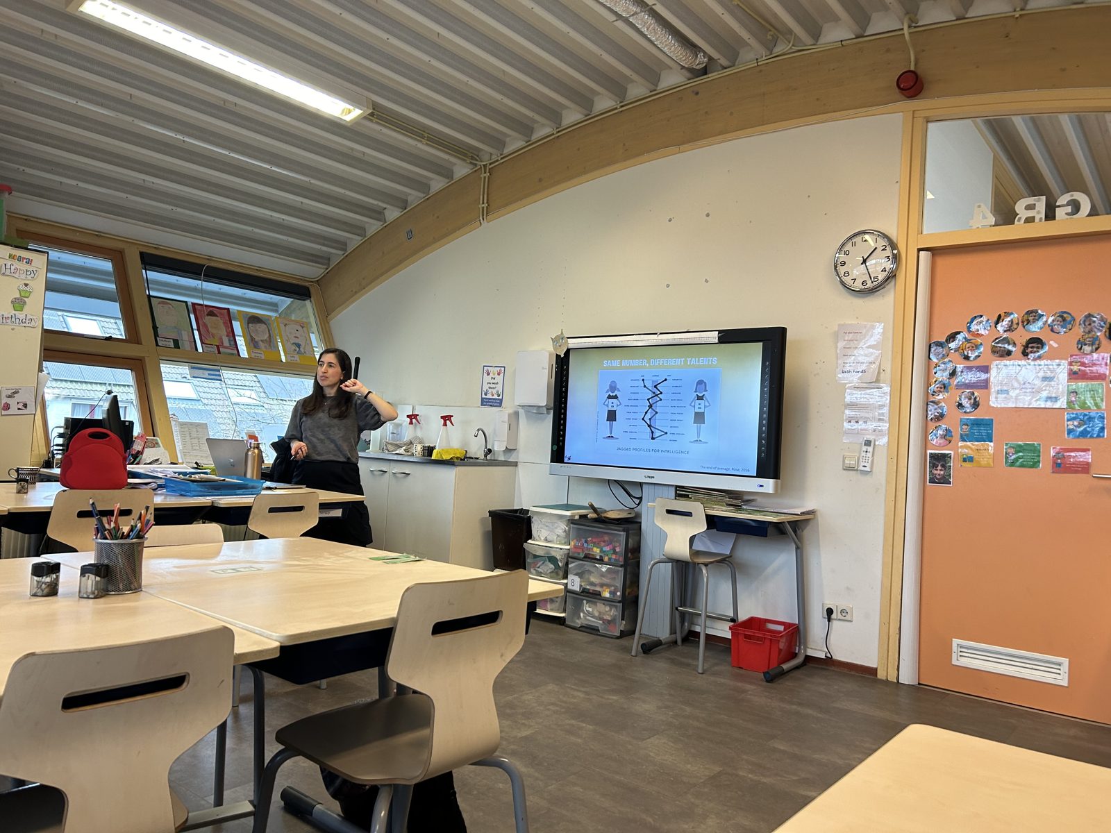 Lihi Engelsman presenting to teachers in a school classroom